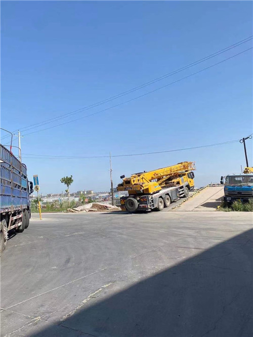 香格里拉市25吨吊车的租赁价格大概是多少？