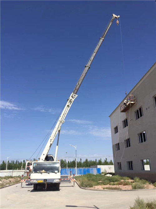 香格里拉市“轻装强干”—— 吊车的 “轻量化臂架” 技术